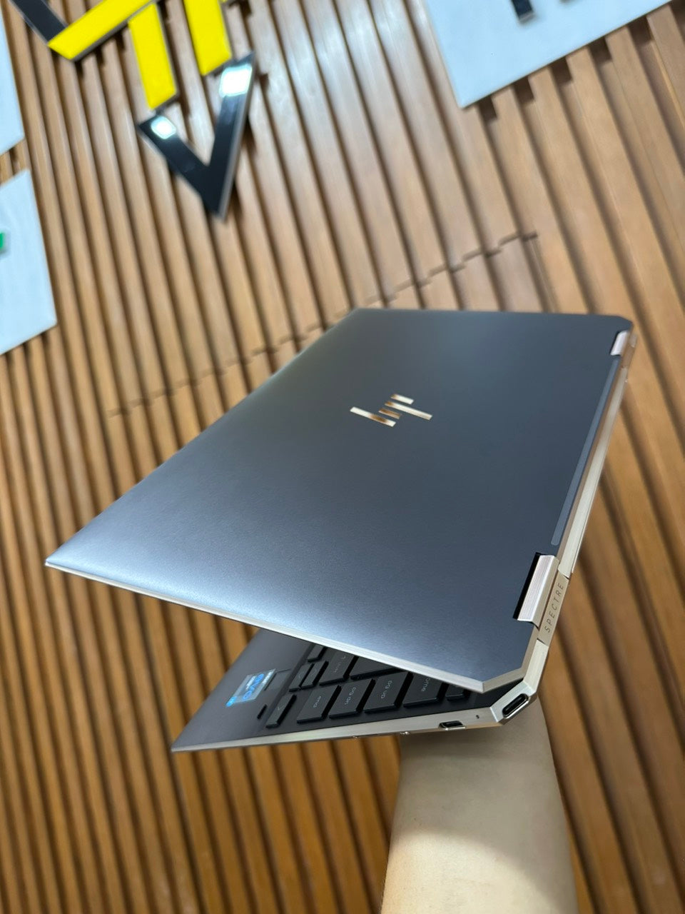 HP Spectre 13 Aw Gemcut 2-in-1 - 13.3" 4K UHD, 8GB RAM, 512GB SSD