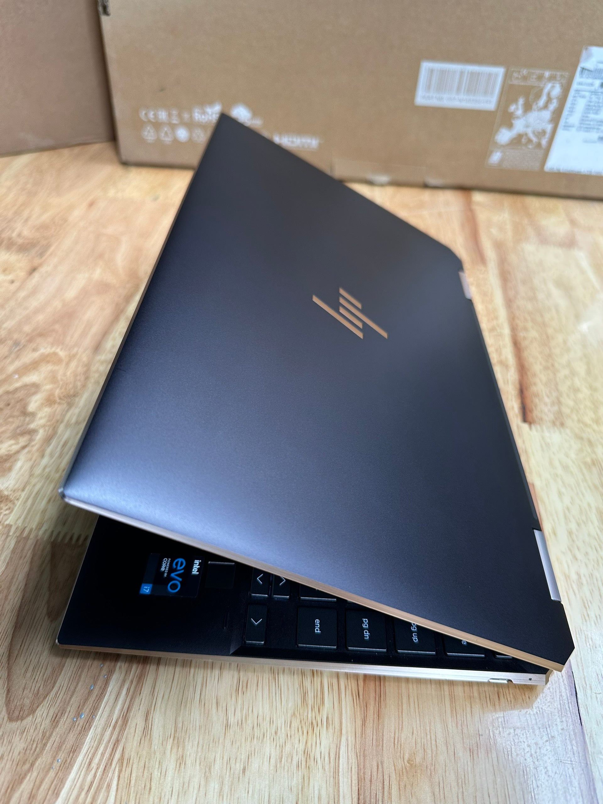HP Spectre 13 AP Gemcut 2-in-1 - 13.3" 4K UHD, 16GB RAM, 512GB SSD