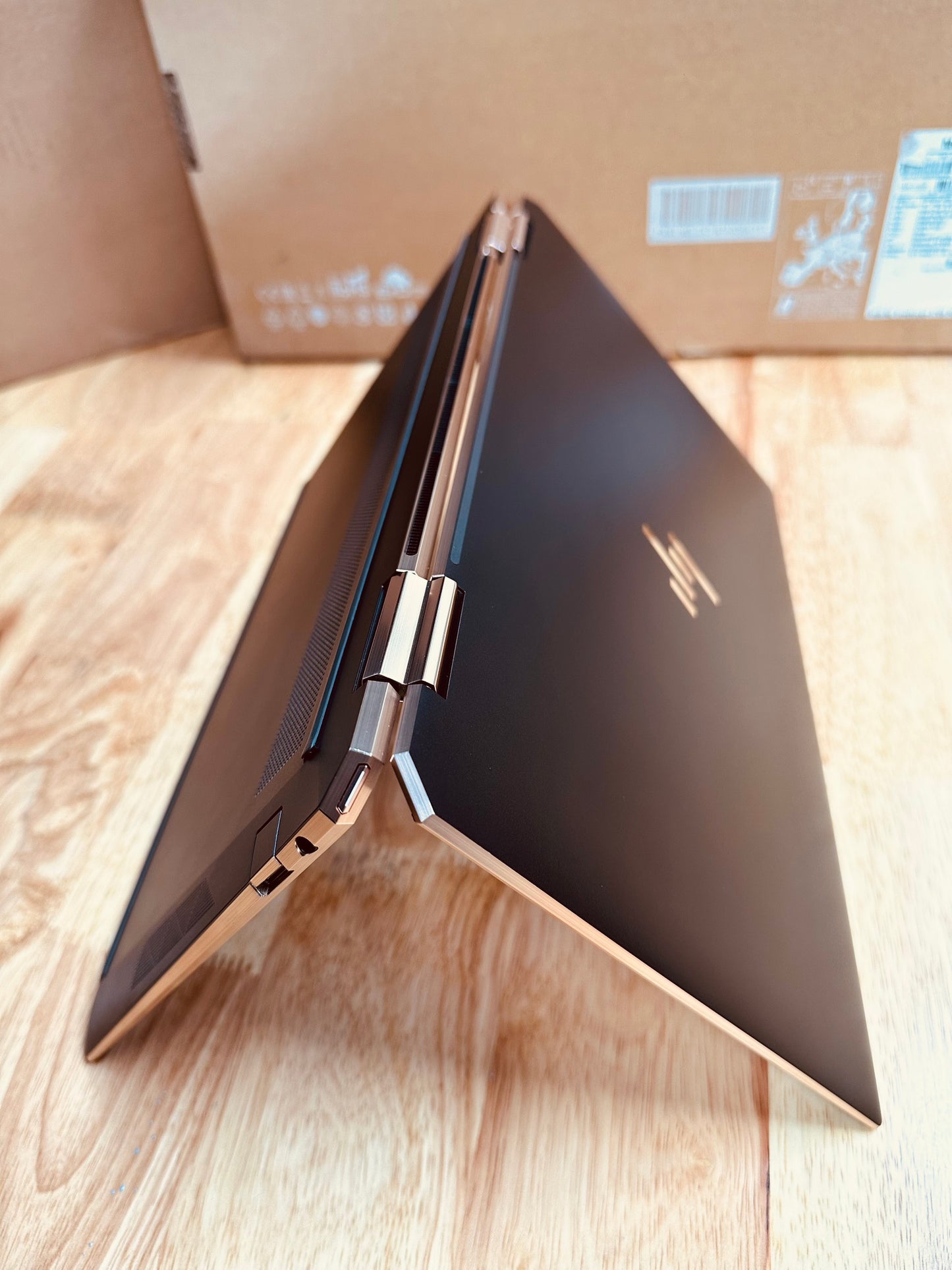HP Spectre 13 Aw Gemcut 2-in-1 - 13.3" 4K UHD, 8GB RAM, 512GB SSD