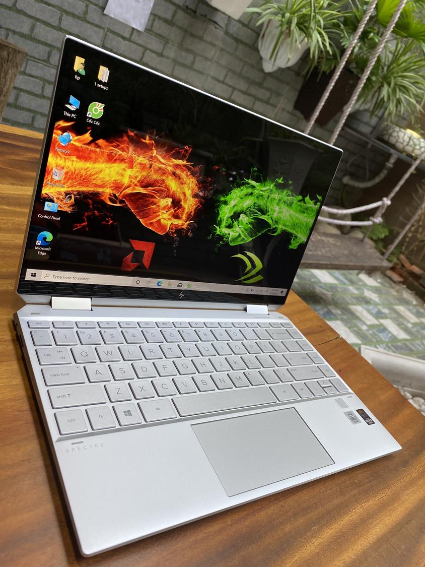HP Spectre 13 AP Gemcut 2-in-1 - 13.3" 4K UHD, 16GB RAM, 512GB SSD